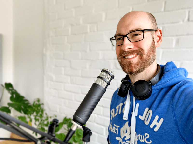 Daniel Flege bei Podcastaufname mit Røde Procaster